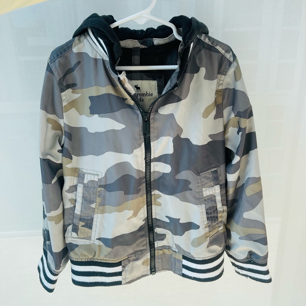 Abercrombie Kids Jacket size 5/6 military print Army
